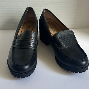 Eastland Women's Classic‎ Black Loafers 2inch high size 8.5 Preowned